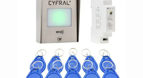 Czytnik domofonowy Cyfral, zasilacz i niebieskie breloki RFID.