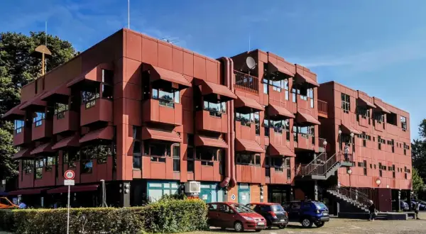 Rotes Gebäude mit markanten Fensterüberdachungen. Vielleicht das Zentrum für das bergischer löwe programm?
