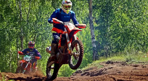 Co je to enduro? Odkryj fascynujący świat motocyklowego sportu