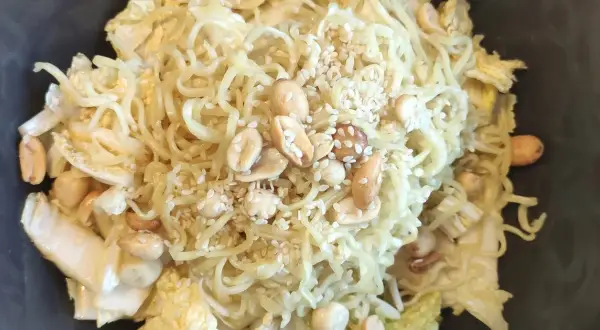 Yum Yum Salat: Das Geheimnis des viralen TikTok-Rezepts