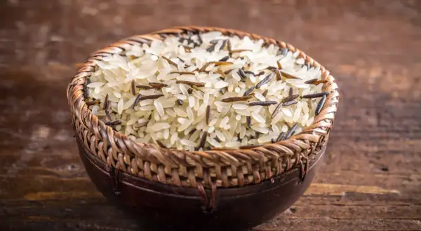 Mieszanka ryżu długoziarnistego i dzikiego w plecionej misce. Idealny do przygotowania aromatycznego ryżu basmati ig.