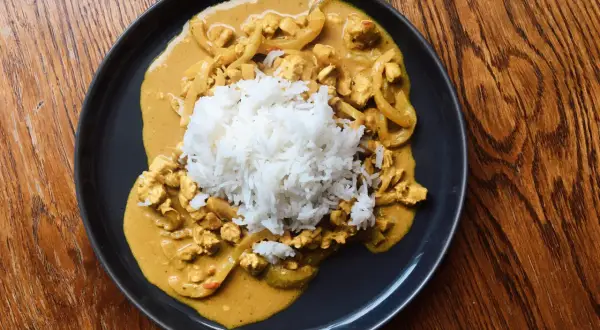 Jak zrobić kurczaka curry? Prosty przepis na idealny obiad w 30 min