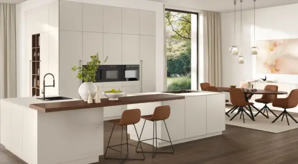 Cocinas abiertas al salón pequeñas, con isla central, electrodomésticos integrados y zona de comedor.