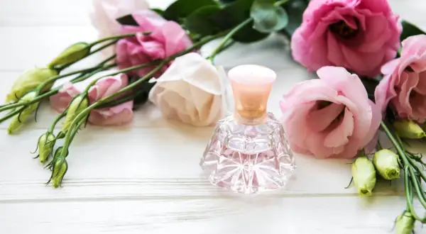 Jak zrobić perfum z płatków róży – naturalny sposób na piękny zapach