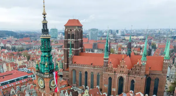 Wieża Ratusza Głównego Miasta i Bazylika Mariacka, symbole bogatej gdansk history, na tle panoramy miasta.