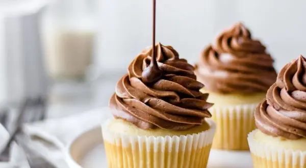 Un délicieux cupcake garni d'une ganache montée chocolat onctueuse, avec un filet de chocolat coulant.
