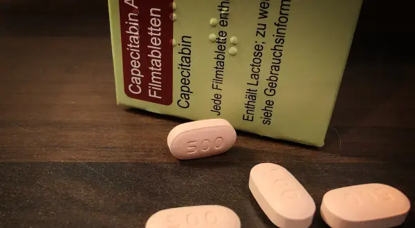 Capecitabin-Tabletten, die bei Brustkrebs eingesetzt werden, liegen neben der Packungsbeilage.