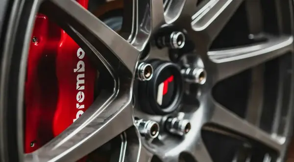 Felga aluminiowa po polerowaniu, z widocznym czerwonym zaciskiem hamulcowym Brembo.