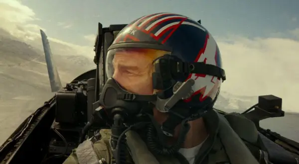 Pilot w kasku z flagą USA, gotowy do akcji w kokpicie myśliwca. Czy to zapowiedź Top Gun 3?