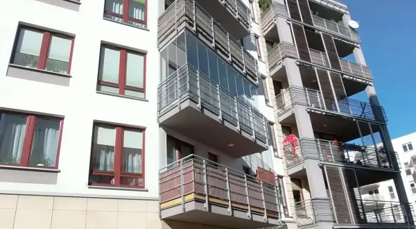 Ile kosztuje zabudowa balkonu w bloku? Sprawdź, co wpływa na cenę