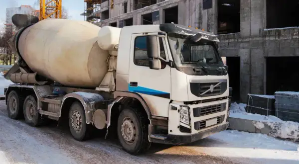 Cena betonu za kubik: Pełny koszt transportu, pompy i VAT
