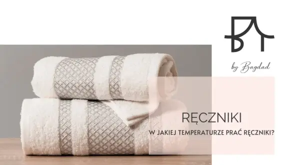 Stos białych ręczników z ozdobnym wzorem. W jakiej temperaturze prać ręczniki, by były jak nowe?