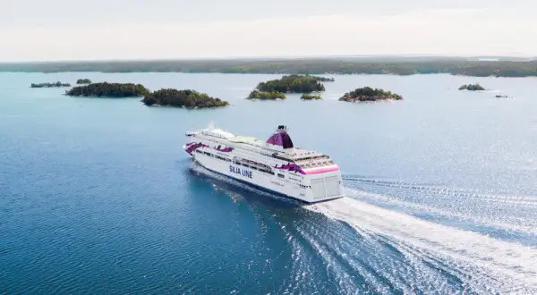 En stor färja från Silja Line glider fram genom ett vackert skärgårdslandskap. En perfekt start på en 24 timmars kryssning.