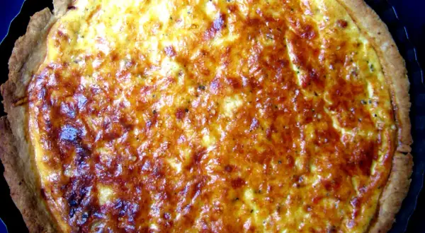 Złocisty quiche lorraine, idealny na obiad lub kolację. Ten przepis na quiche lorraine zachwyci każdego!