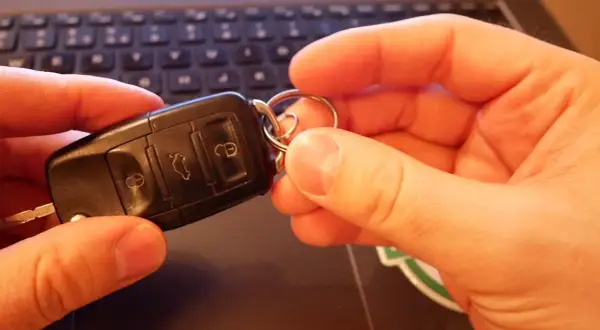 Wymiana baterii w kluczyku Skoda - prosta instrukcja krok po kroku
