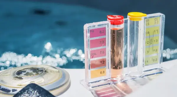 Testeur de pH et de chlore pour piscine. Le pH est légèrement élevé, il faut trouver comment augmenter le pH de l'eau naturellement.
