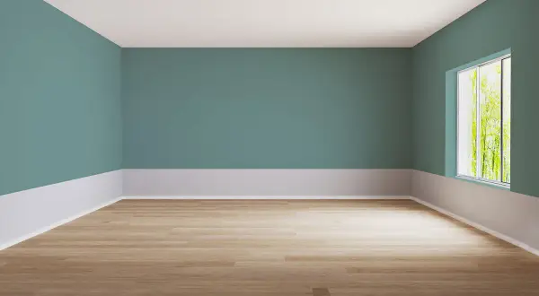 Leere, helle Räume mit türkisfarbenen Wänden und Holzboden. Die Farbe lässt den Raum breiter wirken.