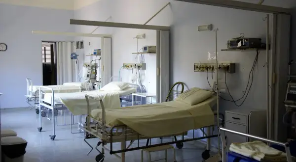 Puste łóżka szpitalne, gotowe na pacjentów. Karta ubezpieczenia zdrowotnego Niemcy przyda się w takich miejscach.