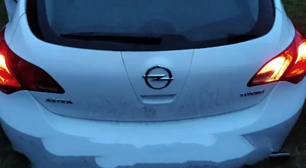 Opel Astra K wymiana żarówki tył. Tylne światło świeci, przygotowanie do wymiany.