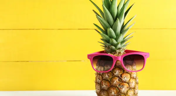 Ananas w okularach przeciwsłonecznych. Czy wiesz, jaki ananas indeks glikemiczny ma ten owoc?