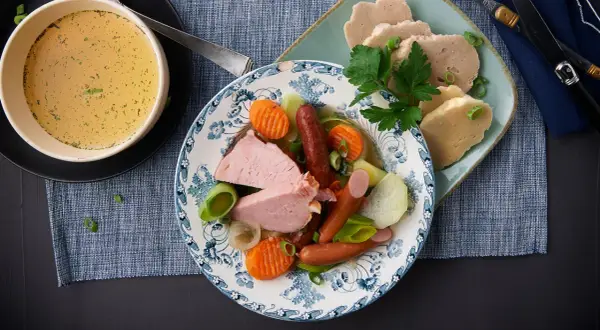 Herzhaftes Gericht mit Fleisch, Würstchen, Gemüse und Klößen. Ein kig ha farz für Genießer.