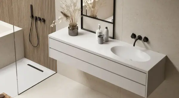 Installation lavabo moderne suspendu, avec robinetterie noire et miroir. Douche et murs texturés complètent l'ambiance.