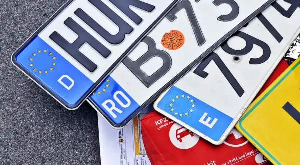 Kolekcja tablic rejestracyjnych państw UE: D (Niemcy), RO (Rumunia), E (Hiszpania) i inne.
