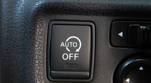 Przycisk "AUTO OFF" w samochodzie, który pozwala na wyłączenie start-stop na stałe.