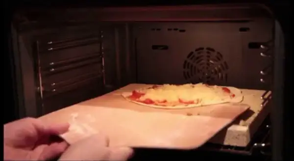 Jak przełożyć pizzę na kamień bez łopatki i uniknąć problemów
