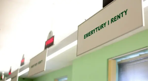Tabliczka "EMERYTURY I RENTY" w urzędzie. Tu dowiesz się, ile może pracować pracownik na rencie.