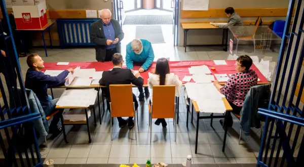W lokalu wyborczym trwa liczenie głosów. Wójt, podobnie jak inni samorządowcy, pełni swoją funkcję przez kadencję trwającą 5 lat.