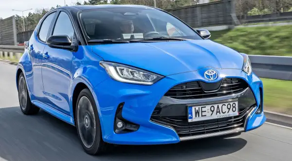Niebieski Toyota Yaris na drodze. Sprawdź atrakcyjną toyota yaris cena i wybierz swój wymarzony samochód.