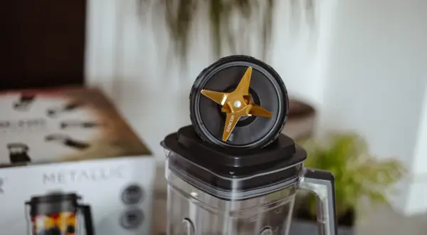 Złote ostrza blendera kielichowego SENCOR Titanium, idealne do smoothie. Sprawdź nasz blender kielichowy ranking!