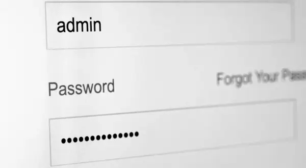Formularz logowania: pole "admin", pole "Password" z kropkami, opcja "Forgot Your Pass". Weryfikacja konta Google.