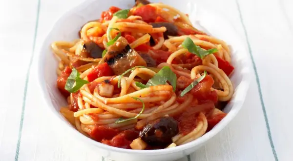 Jakie są różnice między spaghetti napoli a bolognese?