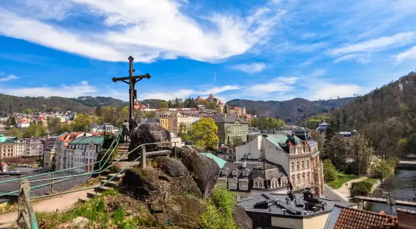 Krzyż na wzgórzu z widokiem na miasto. Karlowe Wary atrakcje oferują piękne panoramy i zabytki.