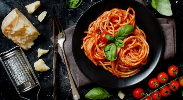 Jak smakują spaghetti neapolitana? Kwestia smaku i przygotowania