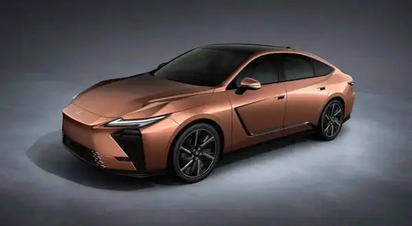 Miedziany Lexus ES 2026 z czarnym dachem, futurystycznym designem i eleganckimi felgami.