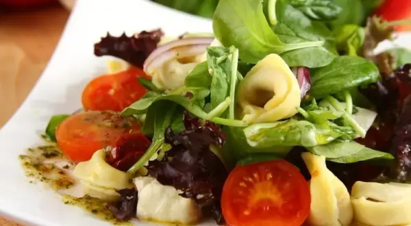 Tortellini z pomidorami i mozzarellą: z czym podawać? 10+ pomysłów!