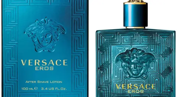 Niebieskie pudełko i butelka Versace Eros After Shave Lotion z motywem greckim.