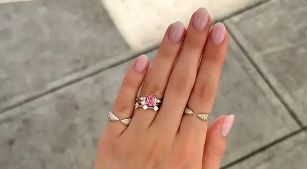 Anillo en el meñique hombre con un diseño delicado y un zafiro rosa.