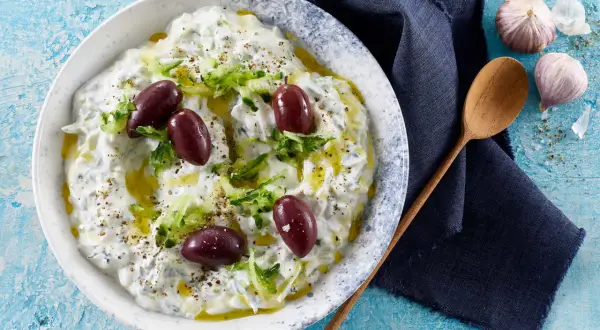 Krämig tzatziki med gurka, oliver och olivolja. Ett perfekt tzatziki recept för sommaren.