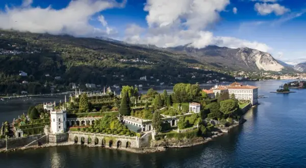 Isola Bella, un gioiello tra i posti da visitare in Piemonte, incanta con la sua natura rigogliosa e architetture barocche sul Lago Maggiore.