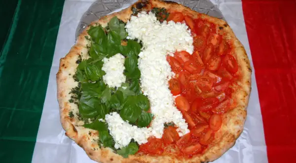 Skąd wywodzi się pizza? Zaskakująca historia kultowego dania