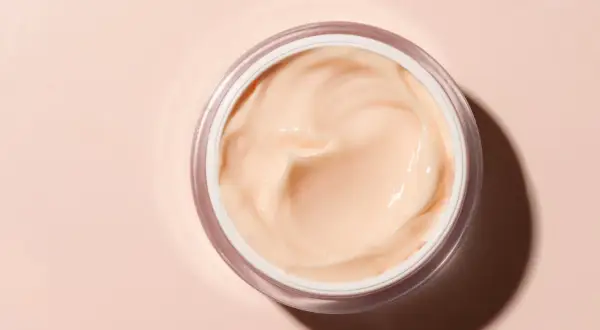 Cremiger Tiegel mit pflegender Hyaluron Creme. Ideal, wenn du Hyaluron Creme selber machen möchtest.