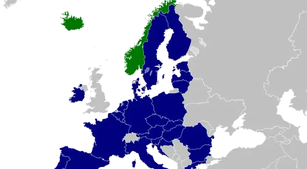 Mapa Europy z zaznaczonymi na niebiesko krajami Unii Europejskiej. Zielone obszary to Norwegia i Islandia.
