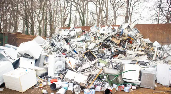Góra złomu AGD, w tym pralki i lodówki. Trudno określić, ile waży agregat z lodówki w takim bałaganie.