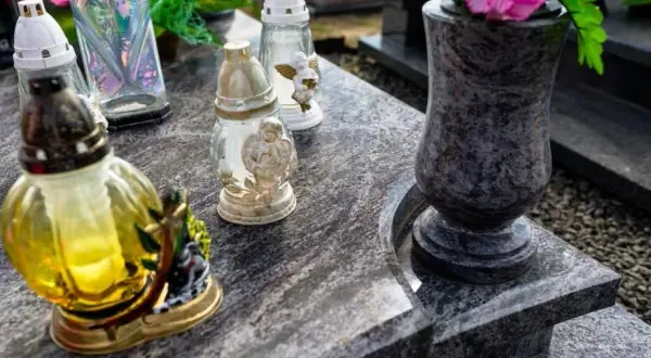 Jak odkleic wazon z pomnika granitowego bez uszkodzeń i ryzyka