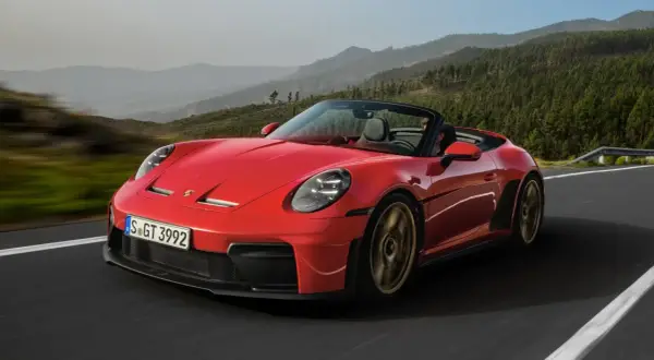 Czerwony kabriolet Porsche 911 GT3 na górskiej drodze. Sprawdź aktualną porsche 911 cena.