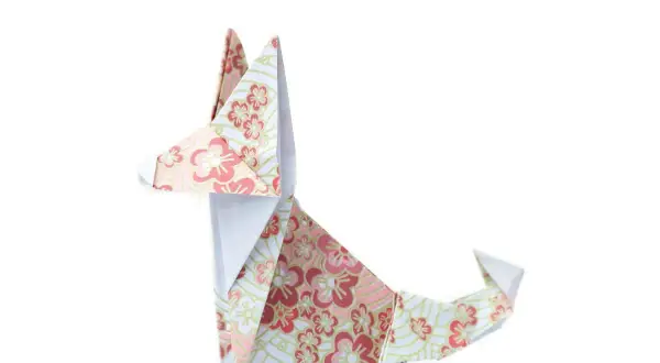 Origami z papieru w kwiaty, przedstawiające siedzącego kota. Zobacz, jak zrobić koci ogon, składając papier krok po kroku.